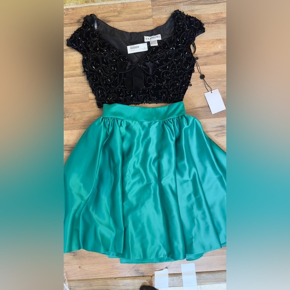 NWT sherri hill size 2 semi formaL! COLOR IS BLACK TOP AND DEEP GREEN AS PICS - Picture 9 of 9